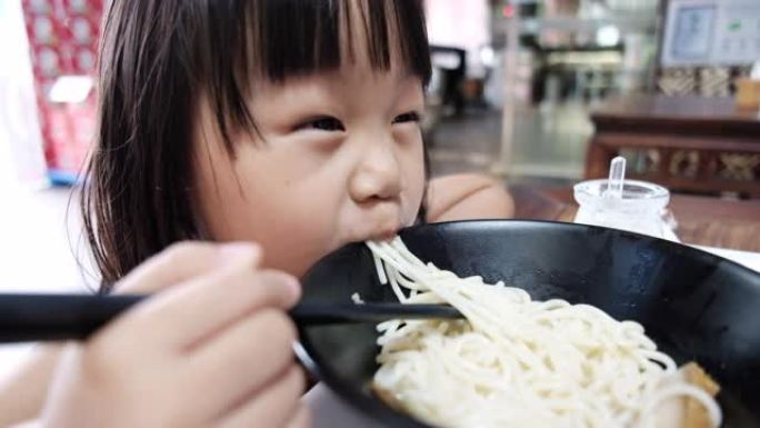 一个亚洲女孩吃桂林面条