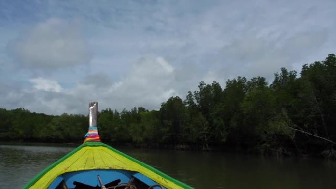 泰国传统船在红树林中移动，节约生态系统环保旅游。水上旅行自然之旅
