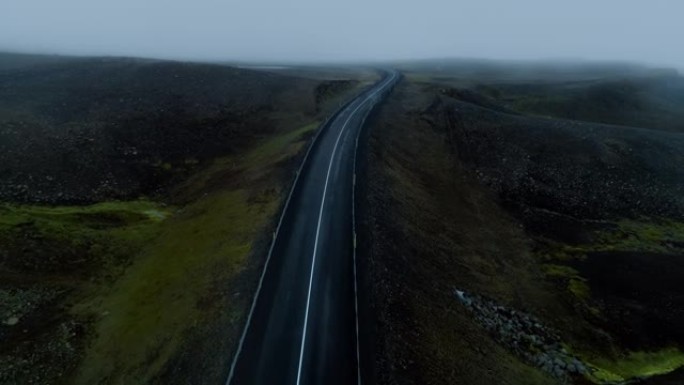 冰岛山区的穆迪史诗雾蒙蒙之路