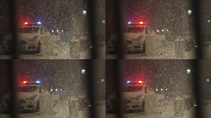 警车停在城市暴风雪中