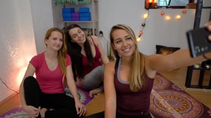 瑜伽锻炼后自拍快乐女友组