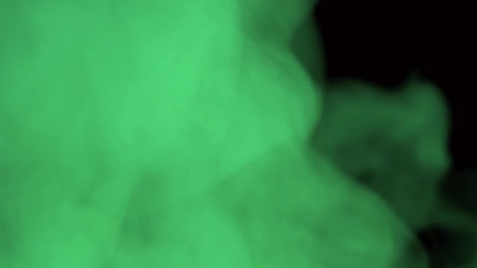 黑色背景上的抽象绿色蒸汽雾。气态的有毒烟雾。试剂的化学反应。运动中的毒素和有毒物质。气态物质的沸腾。