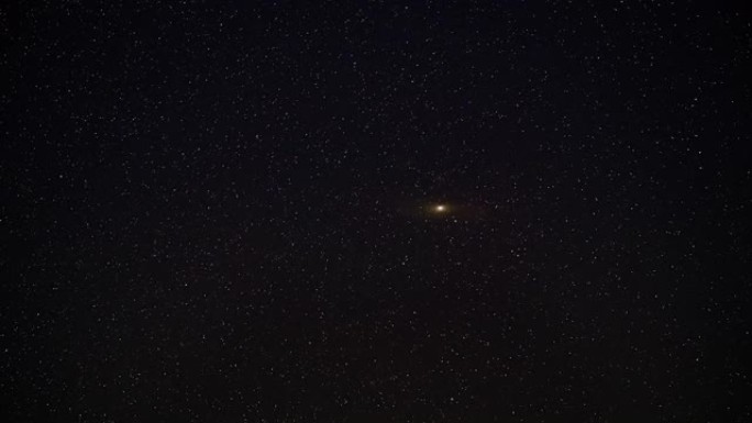 夜空延时，许多恒星与明亮的仙女座星云 (深空梅西耶天体31) 可见