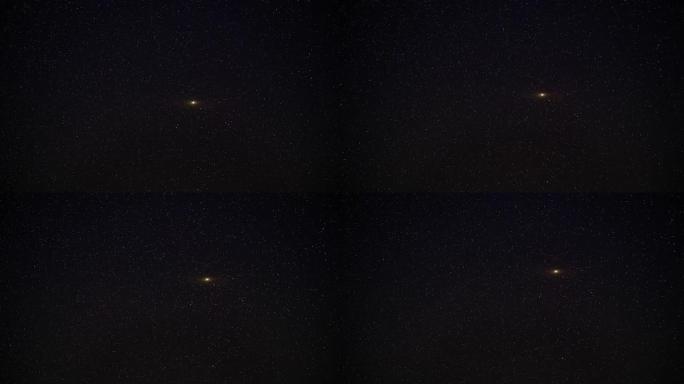 夜空延时，许多恒星与明亮的仙女座星云 (深空梅西耶天体31) 可见