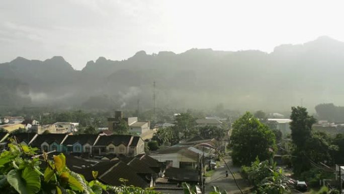 在日出的时候，从上面可以看到在自然和雾中居住的房子。美丽的风景下的山谷小镇。村庄早晨的宁静。