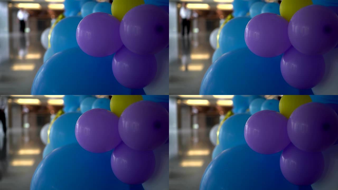 在庆典大厅的彩色气球上关闭。主题在右边。