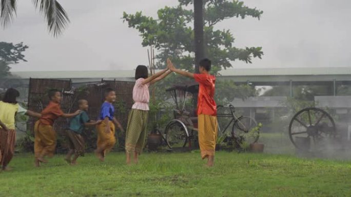 泰国儿童民间，男孩和女孩在家庭中，以泰国文化的概念玩当地传统游戏。泰国。旧生活方式的人。儿童土著娱乐