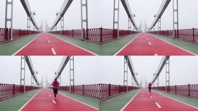年轻胖乎乎的高加索女孩在桥上奔跑。回击。紫色套装