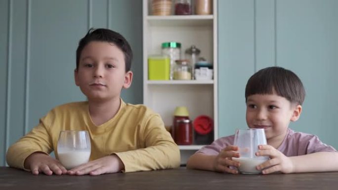 可爱的孩子喝牛奶健康骨骼