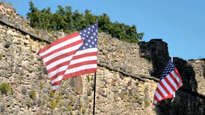 两面美国国旗挂在落基山脉附近的旗杆上