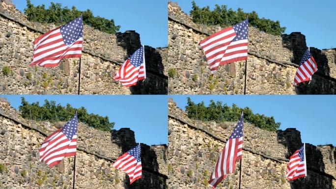 两面美国国旗挂在落基山脉附近的旗杆上