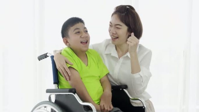 女志愿者在残疾人庇护所鼓励和与脑瘫男孩玩耍