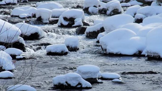雪落北海道森林溪雪山溪流雪山流水雪覆盖石