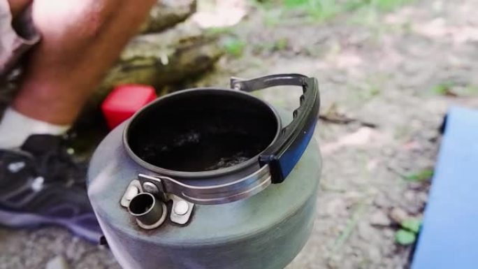 煮沸的热饮在大自然中，茶叶在水中特写。