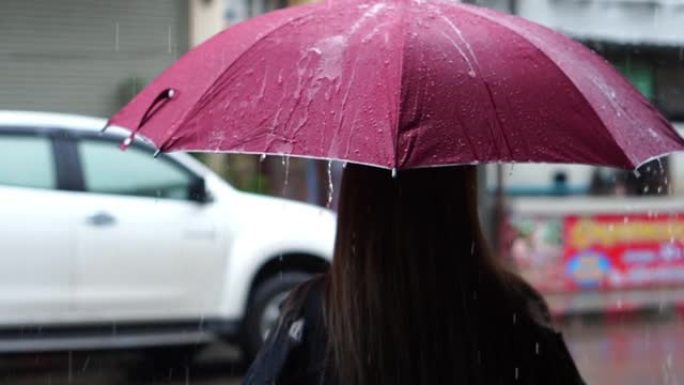 一女子在雨天撑伞慢动作