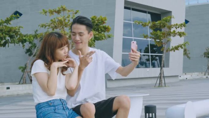 亚洲情侣使用智能手机自拍