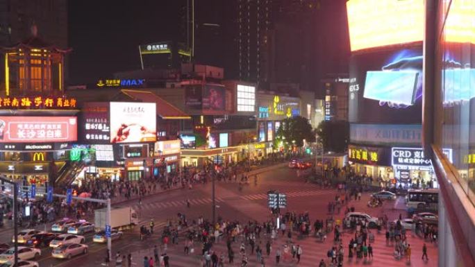 夜间照明长沙市市中心著名拥挤人行横道屋顶全景4k中国