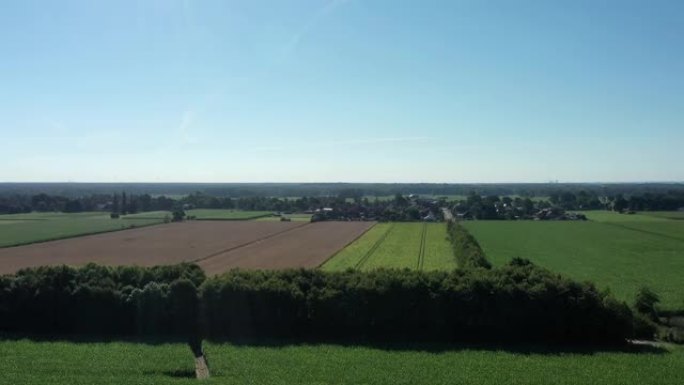 从远处俯瞰德国北部低地的一个村庄