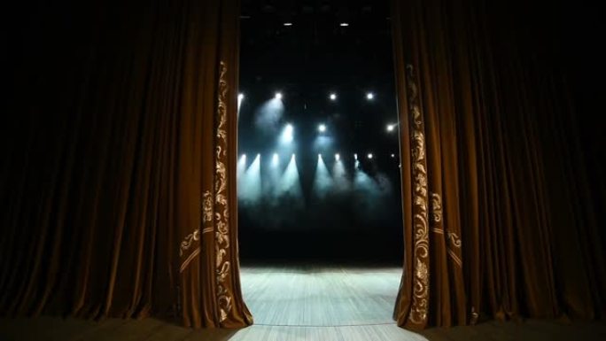 窗帘打开。空剧院舞台，配有带聚光灯的天鹅绒窗帘。