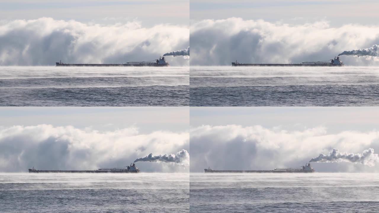 海上烟雾弥漫的苏必利尔湖上的货船