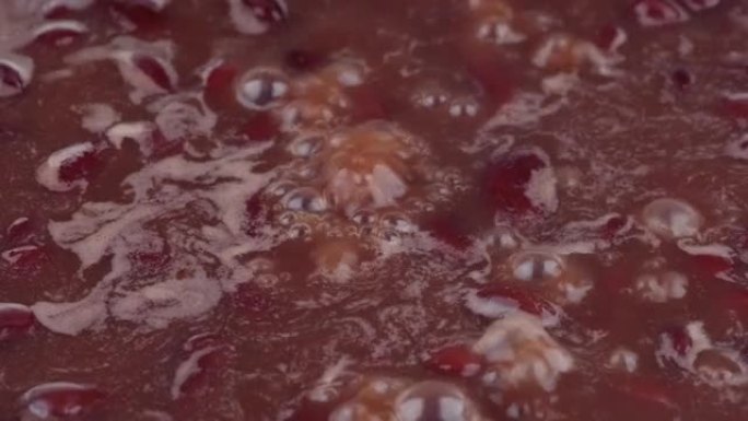 不锈钢蒸锅煮沸红芸豆的轨迹拍摄。