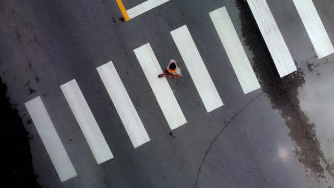 柏油路抽象人行横道的鸟瞰图。过马路的人。司机不尊重交通规则。低交通纪律概念。