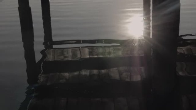 湖边河边日落，夕阳西下，河上的一座木桥