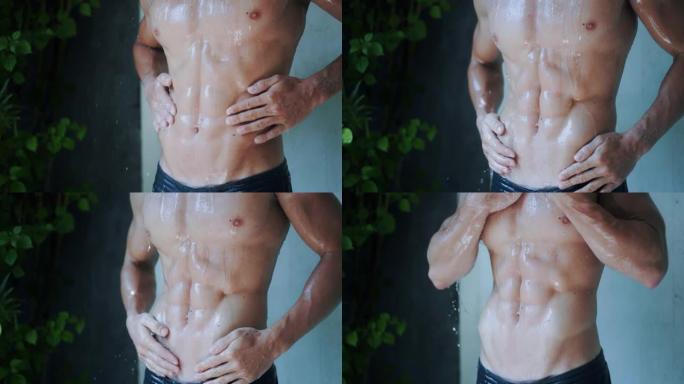 赤裸的肌肉躯干的男人在浴室洗澡的特写