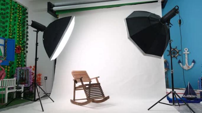 带有两个六边形工作室灯的照片或视频工作室。白色屏幕和摇椅