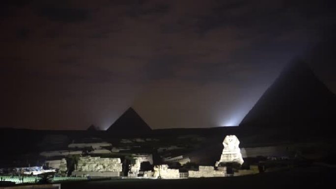夜间表演狮身人面像和埃及的大金字塔，带有五颜六色的灯光平移视频