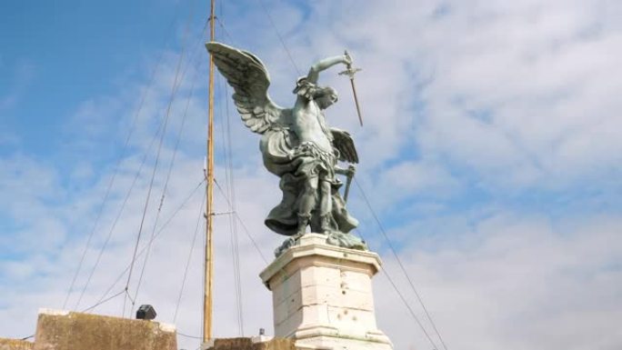 近距离观看的雕像大天使与展开的翅膀
