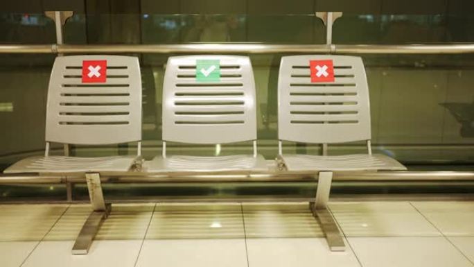 新型冠状病毒肺炎扩散时在机场就座。