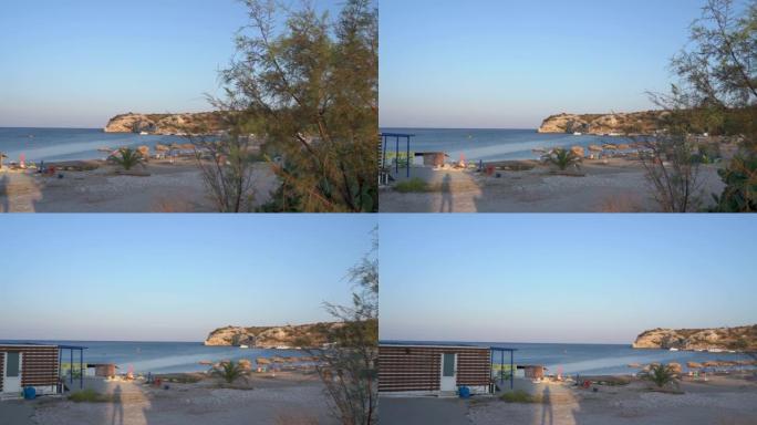 希腊罗得岛: 在日落时分对着蓝色地中海的罗多斯海滩的全景拍摄