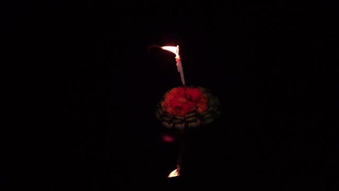 泰国的Loi kathong节，燃烧的香火和蜡烛漂浮的河流在文化传统中进行崇拜