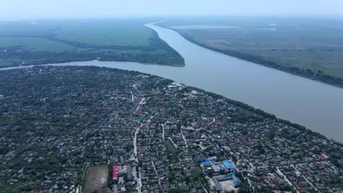 背景上的维尔科沃市 (乌克兰威尼斯，建在水上的城市) 的鸟瞰图是Ankudinov岛。(4K-60f