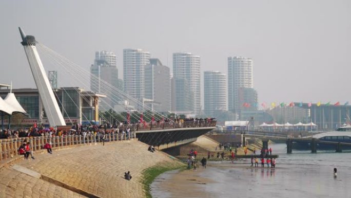 青岛市日间市区湾著名拥挤人行天桥慢动作全景4k中国