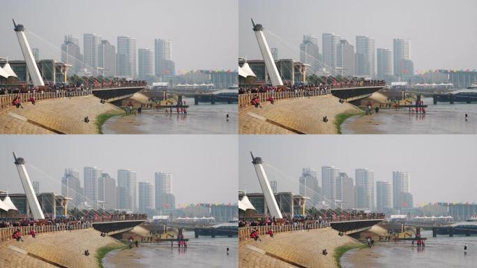 青岛市日间市区湾著名拥挤人行天桥慢动作全景4k中国