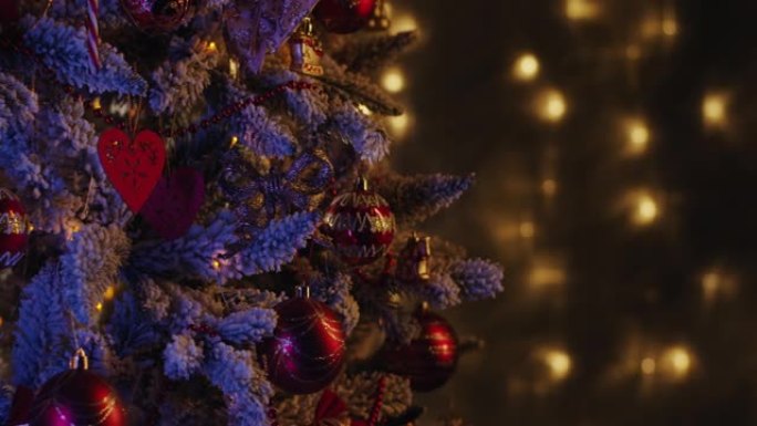 圣诞树上有大量闪亮的红色圣诞球、红色的木心、金色的蝴蝶结和红色的珠子。