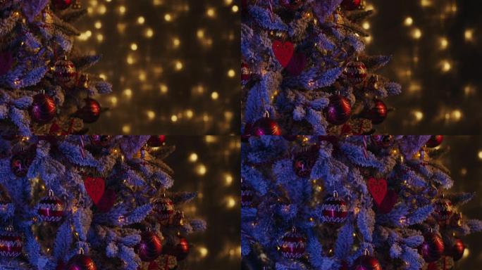 圣诞树上有大量闪亮的红色圣诞球、红色的木心、金色的蝴蝶结和红色的珠子。