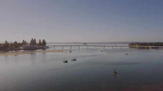 在新南威尔士州中部海岸日落时，空中射击接近入口桥