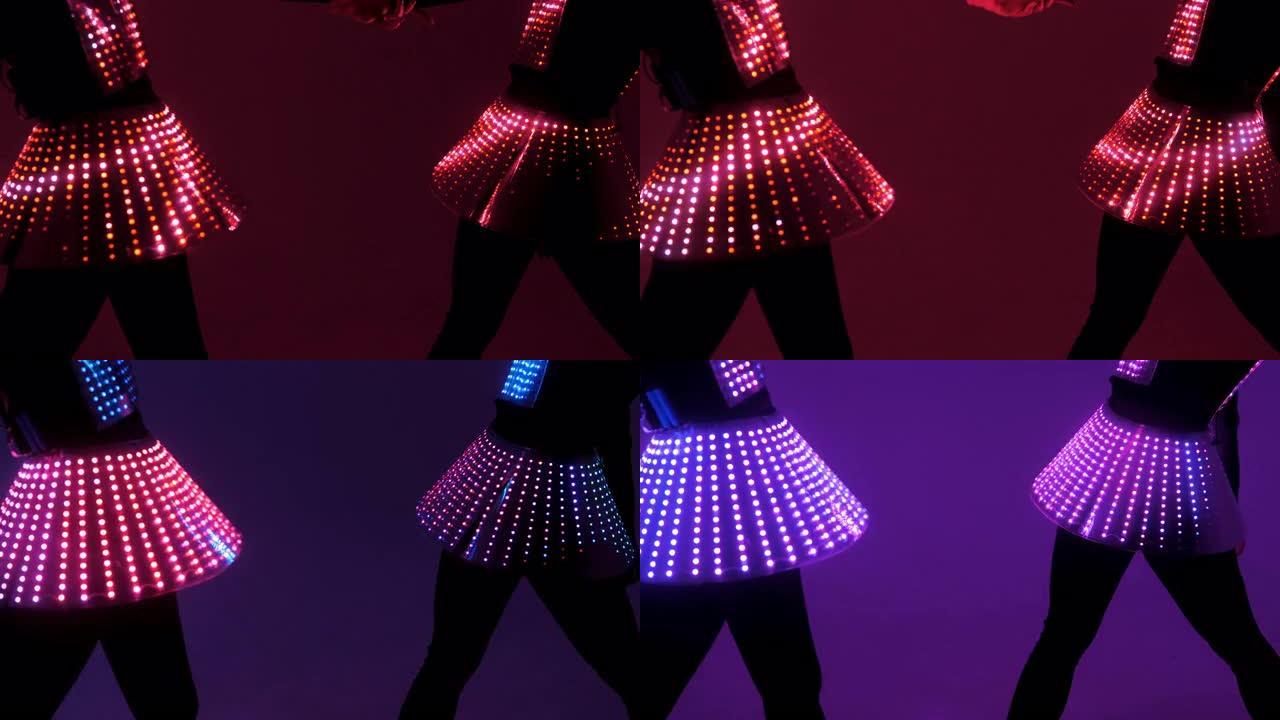两名穿着紫外线服装的性感女迪斯科舞者