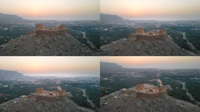 阿联酋北部拉斯海马酋长国的达亚堡，日落时分的鸟瞰图