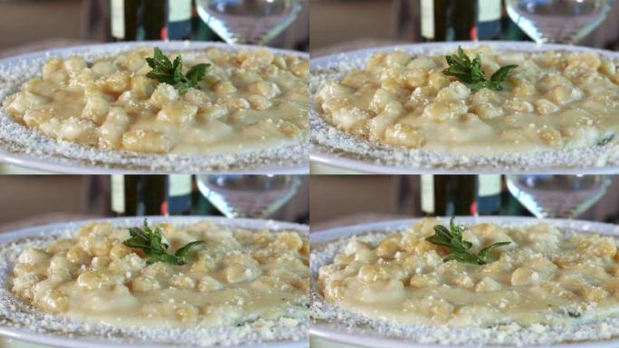 传统的意大利地方美食: 自制汤团配4种奶酪。