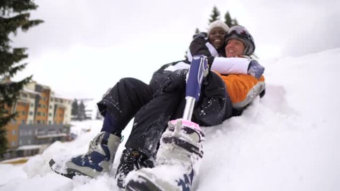 年轻夫妇在下雪的冬天玩得开心