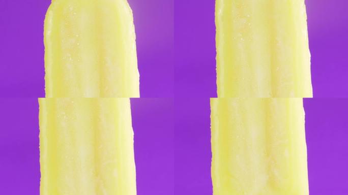 紫色背景上的黄色冰淇淋。