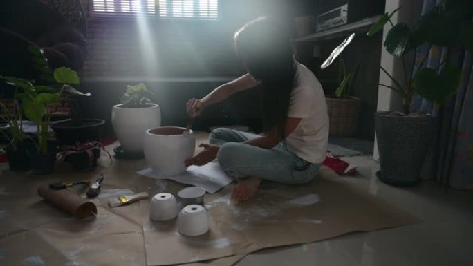 亚洲女性绘画植物盆