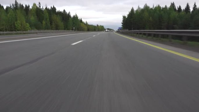 夏末高速公路上行驶的汽车的视频