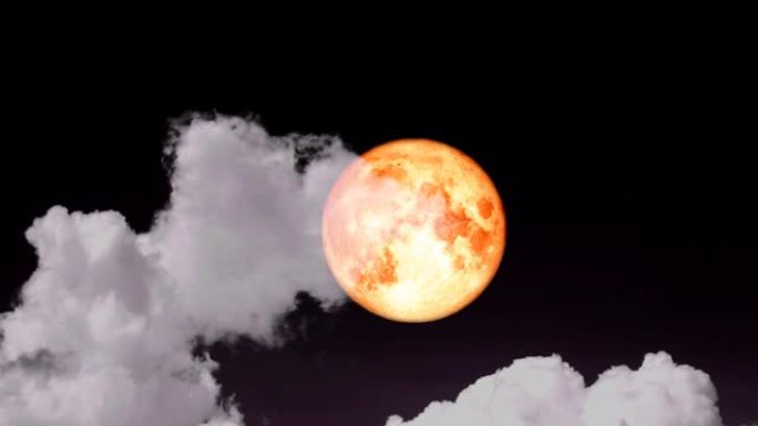 满满的草莓血月升起在夜空和灰云移动通行证