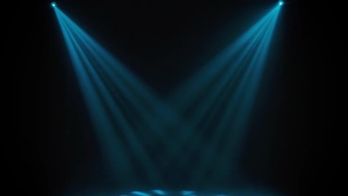 音乐会灯光。晚上剧院舞台上的灯光效果。舞台灯光在马戏团舞台上闪耀。带蓝色光束的照明设备