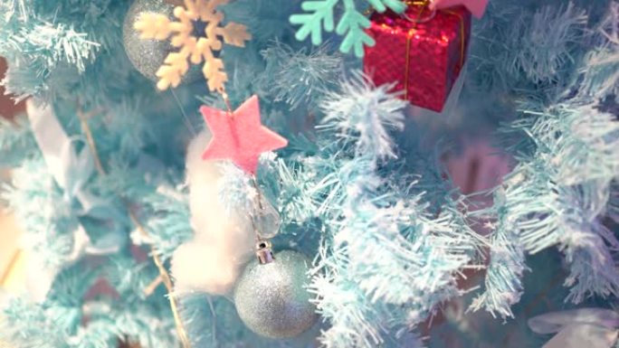 百货公司的圣诞装饰品。圣诞树是浅蓝色的。倾斜击球从下到上。